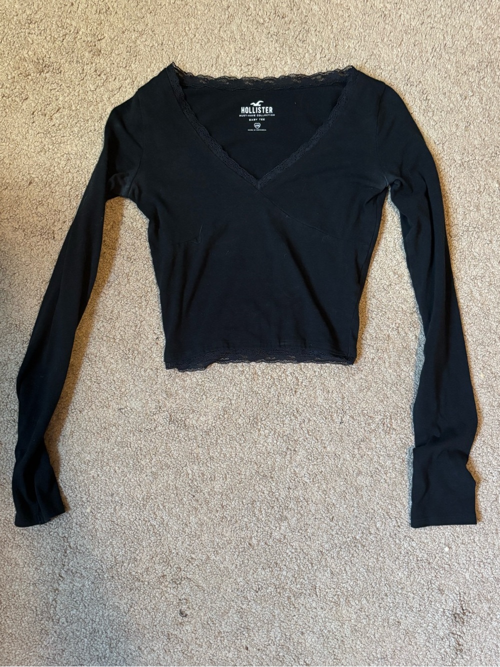 Hollister Black Lace-Trim V-Neck Long Sleeve Cropped Top